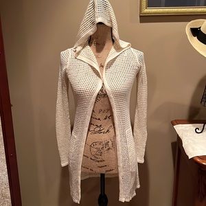 CYRUS HOODED SWEATER IN SZ XS…NWT…RETAILS FOR $89…SIDE POCKETS…SO CUTE!!!